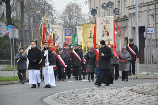 Msza św. pogrzebowa wieloletniego proboszcza ks. Franciszka Drendy została odprawiona dzisiaj o godz. 11.00 w kościele pw. Najświętszego Serca Pana Jezusa w Kluczborku. Po mszy kondukt żałobny przeszedł ulicami Kluczborka (przez ulice: Jana Pawła II, Jagiellońską, Skłodowskiej-Curie, Opolską aż na cmentarz komunalny).