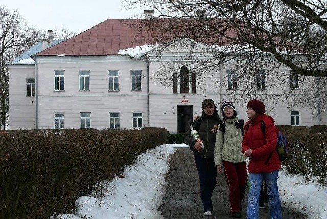 Szkoła Podstawowa w Wiśniowej mieści się w pałacyku Kołłątajów. To tutaj przebywał bardzo często ksiądz Hugo Kołłątaj, współtwórca Konstytucji 3 Maja.