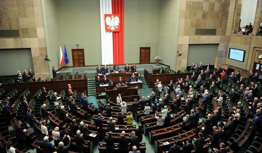 Ile zarabiają? Ile oszczędzili? Jakie mają samochody, czy...