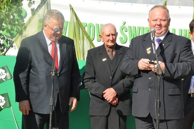 Starosta konecki Bogdan Soboń i 88-letni Mieczysław Nowak otrzymali z rąk europosła Czesława Siekierskiego Medale im. Wincentego Witosa