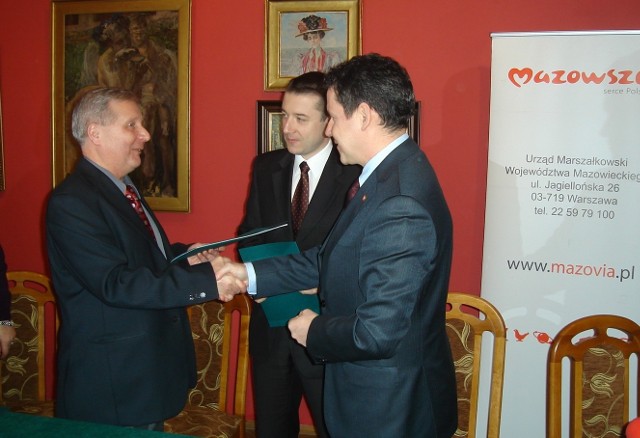 Umowę podpisali Adam Zieleziński (z lewej) z Ludwikiem Rakowskim i Piotrem Szprendałowiczem,