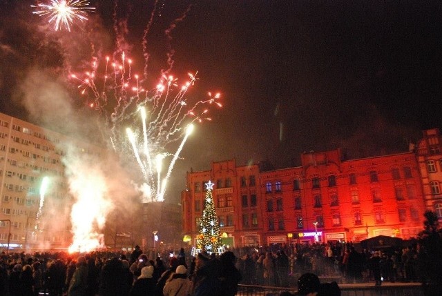 W galerii zdjęć prezentujemy fotografie z przywitania Nowego Roku 2015. Wtedy na Placu Jana Pawła II w Rudzie Śląskiej przybyły tłumy mieszkańców. Były fajerwerki oraz iluminacje świetlne, a także życzenia od pani prezydent