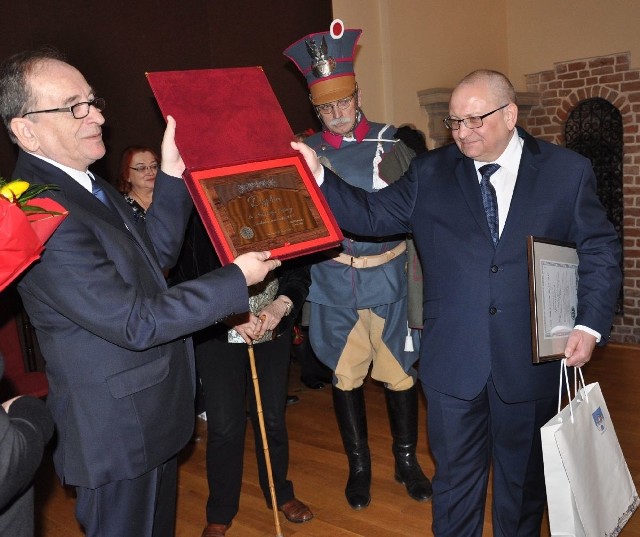 Andrzej Sarwa, (na zdjęciu z prawej strony) otrzymał dyplom od Marka Rożka, prezesa Klubu Miłośników Sandomierza.