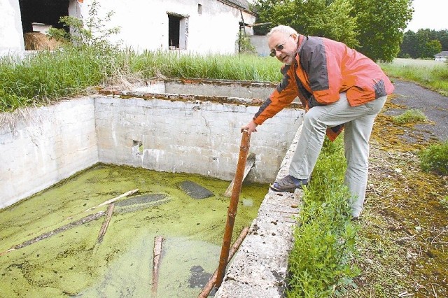 Szamba mają ponad 2,5 metra głębokości - pokazuje Joachim Świerc, sołtys Łubnian. (fot. Andrzej Jagiełła)