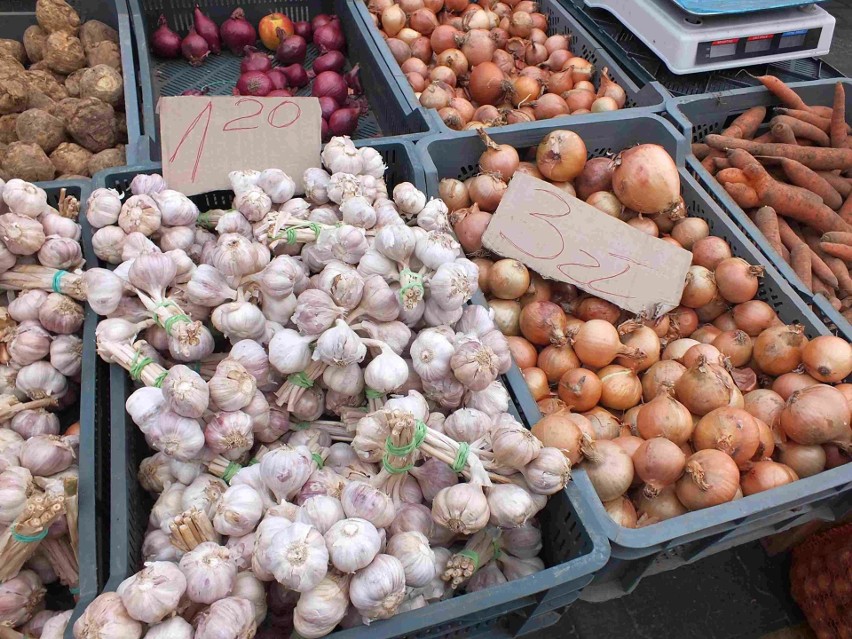 Ceny warzyw i owoców na targowisku w Starachowicach. Tanie jabłka, droższe jajka. Zobacz zdjęcia