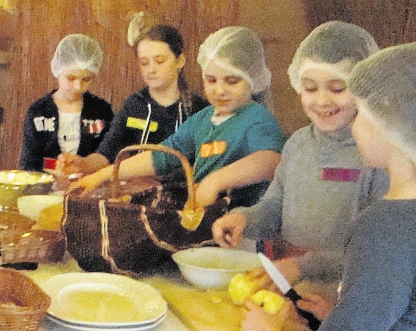 Młodsze dzieci robienia sosu uczyła Karolina Tabor.