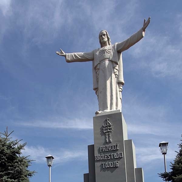 Pomnik w Małej ma 17 metrów wysokości, jest repliką słynnej figury Chrystusa z Rio de Janeiro w Brazylii.