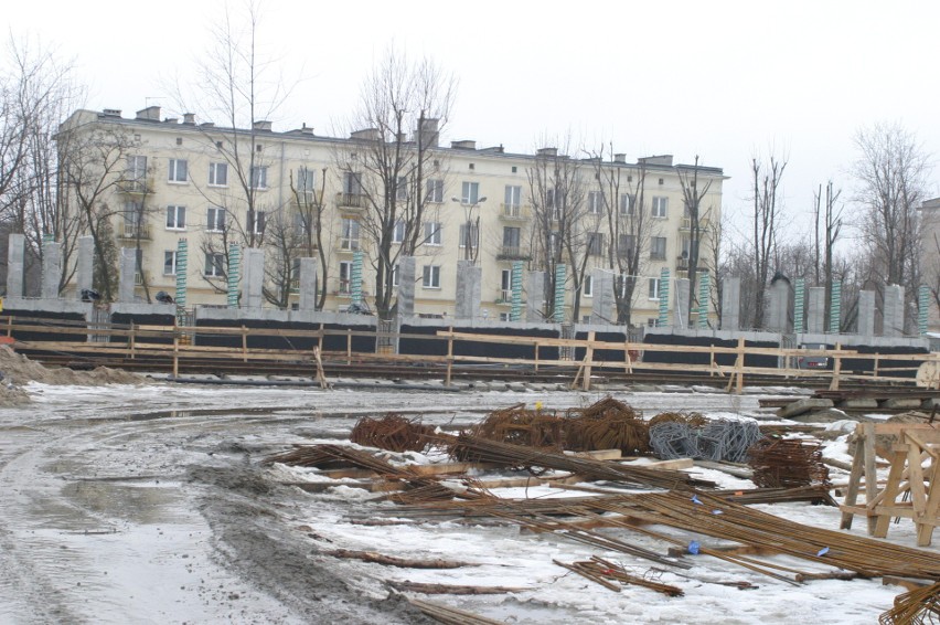 Mamy dla was historyczne zdjęcia z budowy stadionu w Kielcach, obecnej Suzuki Areny. Tak to miejsce wyglądało 15 i 16 lat temu