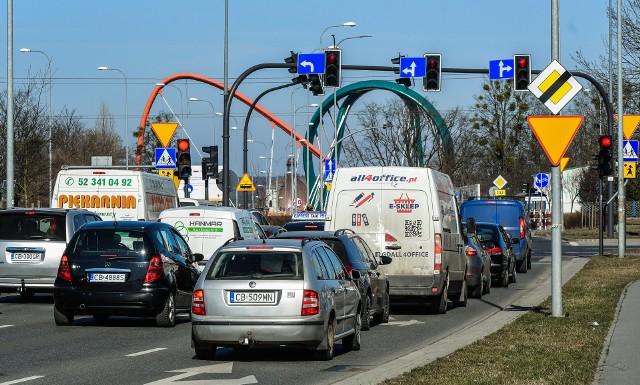 Czy po otwarciu Mostu Uniwersyteckiego światła na skrzyżowaniu Trasa Uniwersytecka - Wojska Polskiego od strony Glinek wciąż działają w krótkim, starym cyklu? Czytelnik twierdzi, że go nie zmieniono i jest zbyt krótki - jak w czasie zamknięcia mostu.