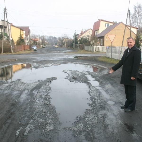 Tak wygląda dziś ulica Bobowskich. Mieszkańcy od lat czekali na budowę drogi. - W marcu ruszą roboty - zapowiada Zdzisław Kobierski. 