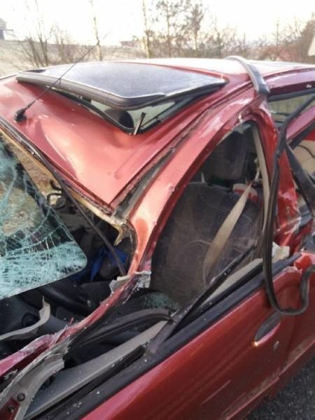 Wypadek w Librantowej. Zderzenie samochodu osobowego i ciężarówki, jedna osoba ranna [ZDJĘCIA]