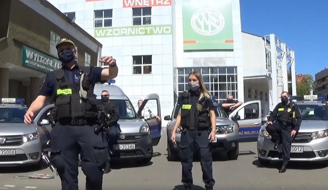 Strażnicy miejscy z Poznania rapują, by pomóc służbie zdrowia w walce z koronawirusem