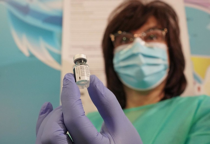 Czym szczepimy się w Polsce? Innowacyjna technologia szczepionki przeciwko koronawirusowi formy Pfizer-BioNTech. Kto może się szczepić?