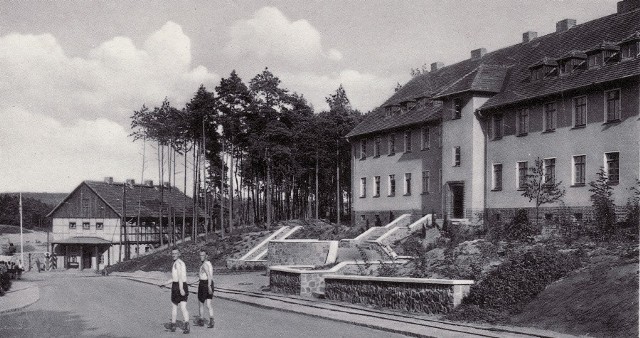 W czasie II Wojny Światowej w bazie Regenwurmlager (obecnie Kęszyca Leśna) szkolili się m.in. Walonowie i Hindusi
