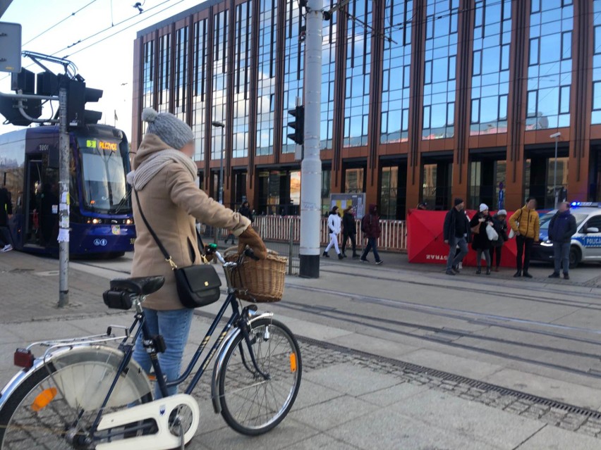 Karetka, straż i policja na placu Dominikańskim we Wrocławiu. Co tam się stało?