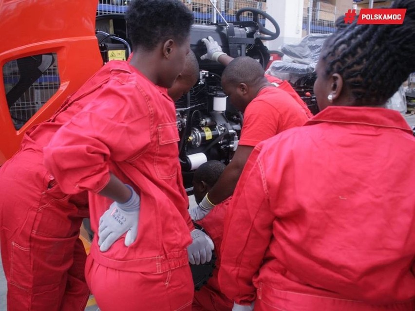 Technicy z Tanzanii szkolą się w lubelskim Ursusie. Uczą się montażu ciągników (ZDJĘCIA)
