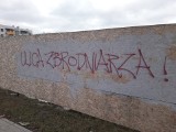 Znów napisy na osiedlu Skorupy. Ktoś napisał: Łupaszka - żołnierz przeklęty, ulica zbrodniarza [ZDJĘCIA]