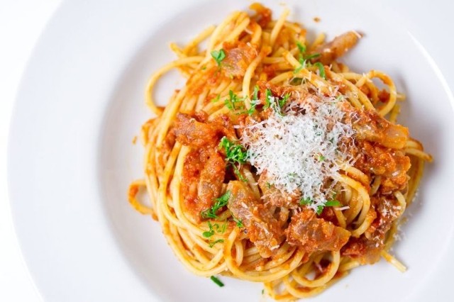 Spaghetti amatrice z boczkiem i pikantną papryką to łatwe w przygotowaniu danie obiadowe.