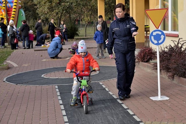 Dom Kultury Zachęta zorganizował festyn rodzinny, policja - miasteczko ruchu drogowego.
