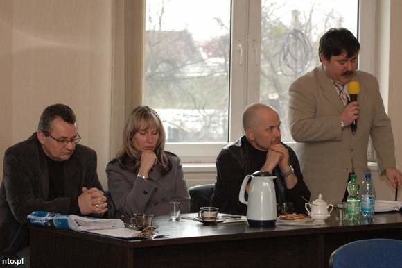 Zbigniew Juzak (z lewej), z zawodu nauczyciel, z powodzeniem kieruje pośredniakiem od 5 lat. W latach 1999-2002 był również dyrektorem PUP. (fot. Roman Baran)