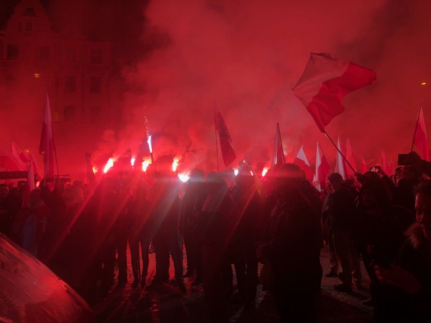 Marsz narodowców we Wrocławiu rozwiązany. Są ranni, wśród nich policjant. Dutkiewicz: Brak wsparcia policji. Ta odpowiada: Był pan tam?