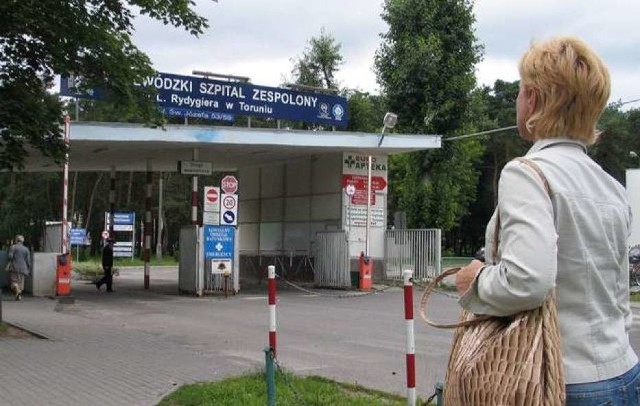 Zarobki podane przez Wojewódzki Szpital Zespolony im. Ludwika Rydygiera w Toruniu, w grupach umowy o pracę i umów cywilno-prawnych (kontrakty), obejmują średnią brutto w danej grupie z uwzględnieniem dyżurów i wszystkich dodatków. Ile zarabiają lekarze, rezydenci, stażyści, pielęgniarki, położne, pozostały personel medyczny i administracja szpitala w Toruniu? Czy pracownicy dostali podwyżki? Odpowiedzi na następnych slajdach.KUJAWSKO-POMORSKA LISTA PŁAC 2019. TAK ZARABIAJĄ LEKARZE I PIELĘGNIARKI W SZPITALU BIZIELA W BYDGOSZCZY [UMOWY I KONTRAKTY, STAWKI NETTO]