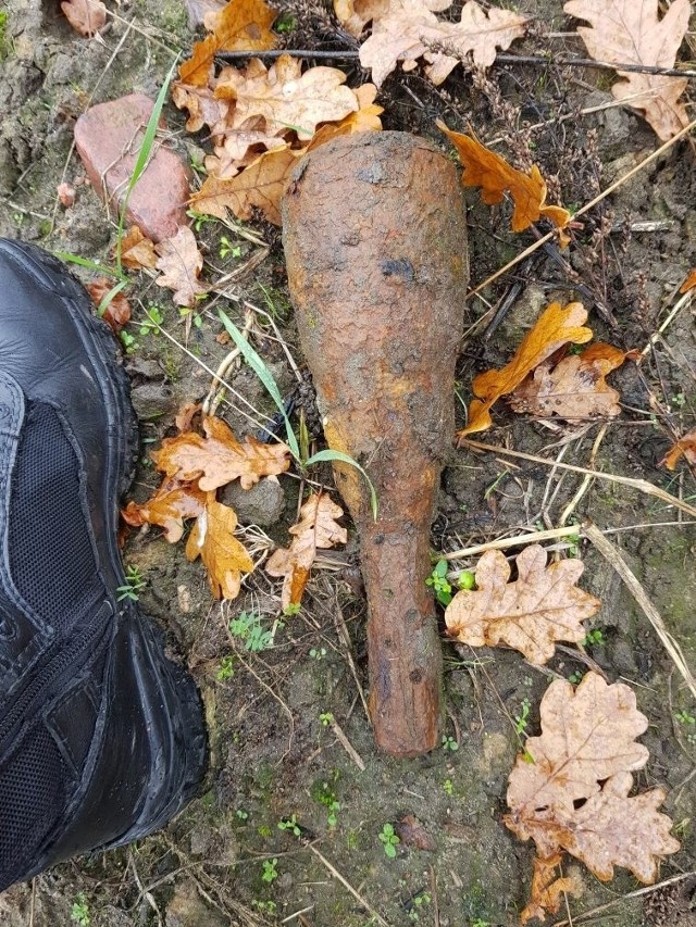 Pocisk moździerzowy z czasów II wojny światowej znaleziono w Sikorzu k. Sępólna Krajeńskiego podczas prac polowych