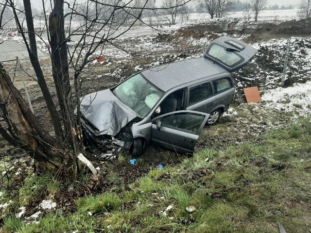 Kierowca opla, który stracił panowanie nad pojazdem i zderzył się z innym samochodem. Jazdę zakończył na drzewie.