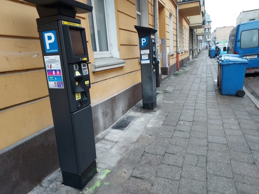 Na pierwszym planie jeden z nowych parkomatów zamontowanych...