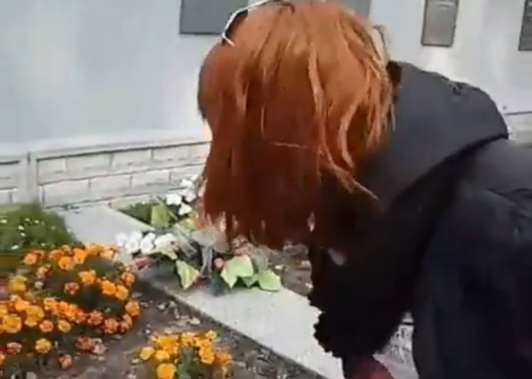 Dziewczyna pluła na groby w Częstochowie: "Bohaterowie" filmu z YouTube przesłuchani [ZDJĘCIA]