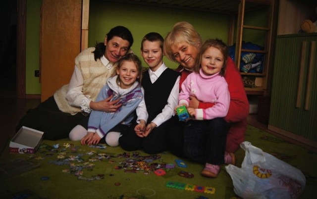 Rodzina w komplecie. Od lewej: babcia Danusia, Klaudia, Kacper, babcia Ania i Zuzia.