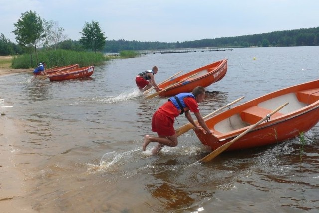 Podczas mistrzostw ratownicy WOPR rywalizowali miedzy innymi w wiosłowaniu łodzią na dystansie 100 metrów.