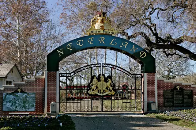 Brama posiadłości "Neverland"