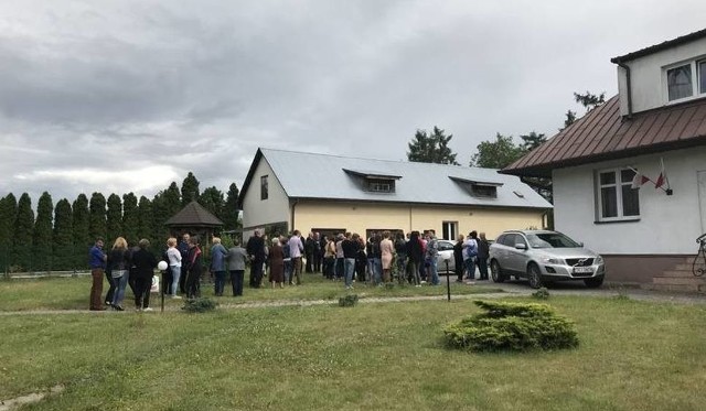 Sprawa afery w Mnichowie nadal nie została wyjaśniona. Kuria Diecezjalna w Kielcach nie podjęła decyzji w sprawie księdza proboszcza i wikariusza.