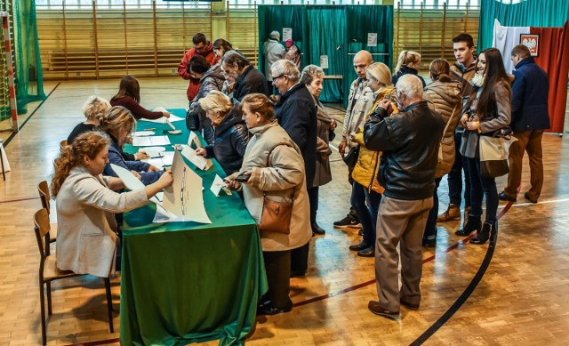 4 listopada mieszkańcy Dobrcza i Białych Błot wybierają wójta. Pierwsza tura wyborów samorządowych nie przyniosła rozstrzygnięcia - potrzebna jest dogrywka. Zapraszamy do obejrzenia zdjęć z niedzielnego głosowania. Flesz - bezpieczne dziecko. To musisz wiedzieć!