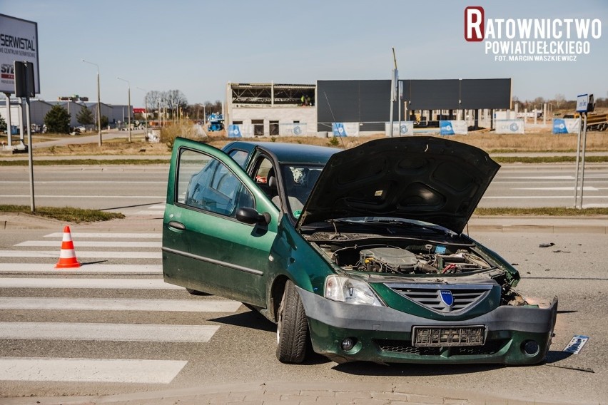 Ełk. Dachowanie audi na obwodnicy. Winny kierowca dacii (zdjęcia)