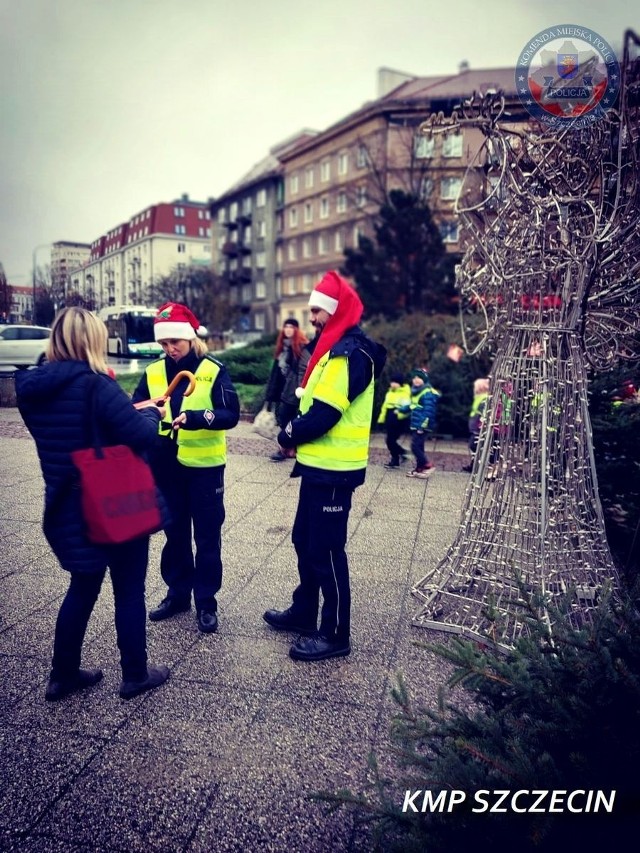 Policjanci rozdawali dziś mikołajkowe upominki