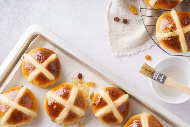 Domowe hot cross buns to angielskie bułeczki drożdżowe z rodzynkami, cynamonem i skórką pomarańczową. Na wierzchu ozdabia się je wzorem krzyża.