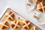 Klasyczne hot cross buns nie tylko na Wielkanoc. Tym wypiekiem zajadają się nie tylko w Anglii. Poznaj przepis na puszyste bułeczki