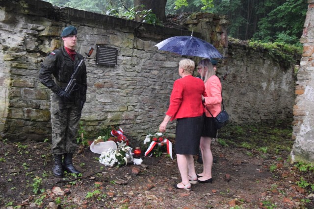 W dawnym folwarku Leoncina w Tarnawcach, w gminie Krasiczyn koło Przemyśla, odsłonięto tablicę poświęconą Franciszce i Stanisławowi Kurpielom, których Niemcy rozstrzelali za pomoc udzielaną Żydom. Na polecenie Niemców policja ukraińska zabiła 22 Żydów, ukrywanych przez Kurpielów.ZOBACZ TEŻ: Premiera filmu o rodzinie Ulmów z Markowej