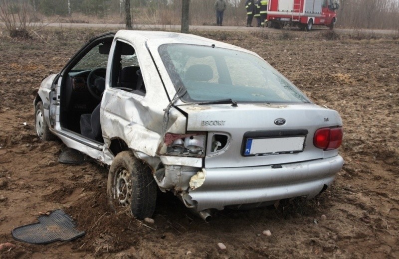 24-letni pasażer forda z obrażeniami ciała trafił do...