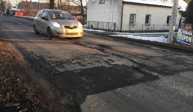 Droga w Żerkowicach jest w złym stanie technicznym.