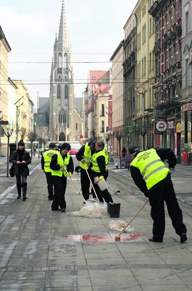 Widok ekipy sprzątającej deptak to rzadkość. Tu bezpłatna akcja zorganizowana przez firmę ETZ z Sosnowca w marcu 2012 roku