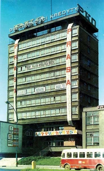 Maj 1978 rok. Biurowiec zakładów graficznych udekorowany z okazji święta Nowin. Pomieszczenia redakcyjne mieściły się na V, Vi i VII piętrze, a na parterze była redakcja nocna.