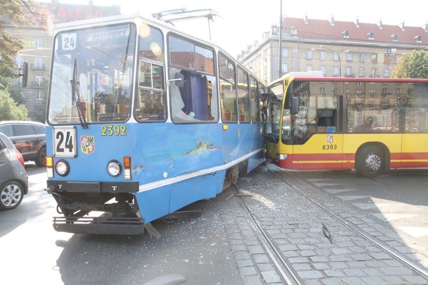Wypadek na pl. Kościuszki. Autobus MPK wjechał w tramwaj