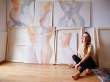 - Moje obrazy mają ukazywać zmienność i różnorodność ciała - tłumaczy Maria Iciak, polska malarka i autorka wystawy zatytułowanej "Akwarela"