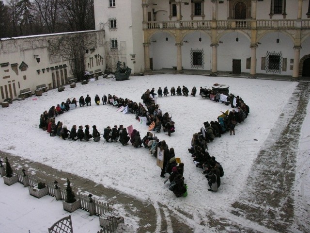 Ułożenie symbolicznych płuc zajęło licealistom niespełna kwadrans.