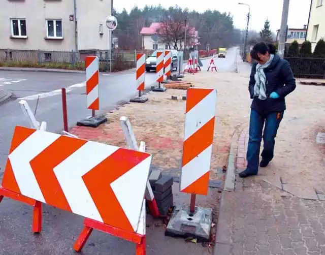 Mieszkańcy ulicy Zdrojowej wiedzą, że na ich ulicy próg zwalniający jest bardzo potrzebny. Ale przez przedłużający się remont muszą jeździć okrężną drogą.