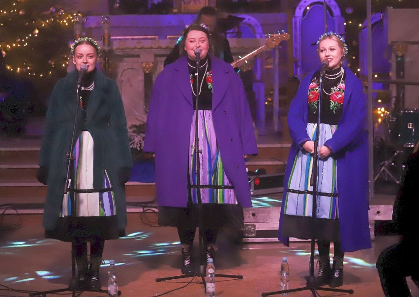 Koncert zespołu Tulia w Białobrzegach. Piosenkarki zaśpiewały kolędy i pastorałki w kościele pod wezwaniem Świętej Trójcy (WIDEO, ZDJĘCIA)
