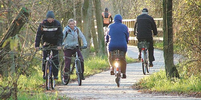 Ścieżka rowerowa przez ekopark do Podczela. Powstała w roku 2004 także dzięki pieniądzom z Unii Europejskiej. 